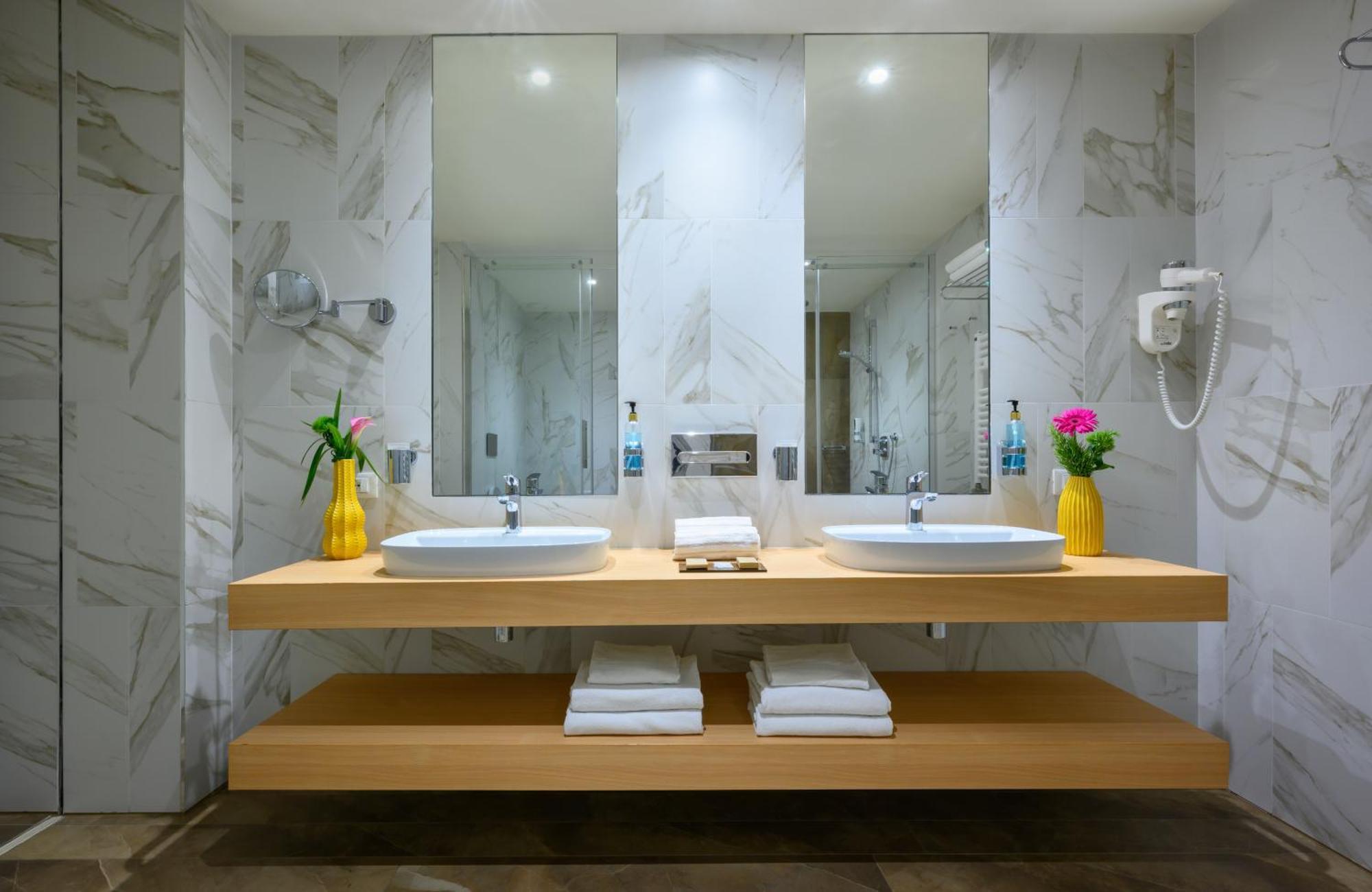 Leonardo Hotel Lago Di Garda - Wellness And Spa Lazise Bagian luar foto