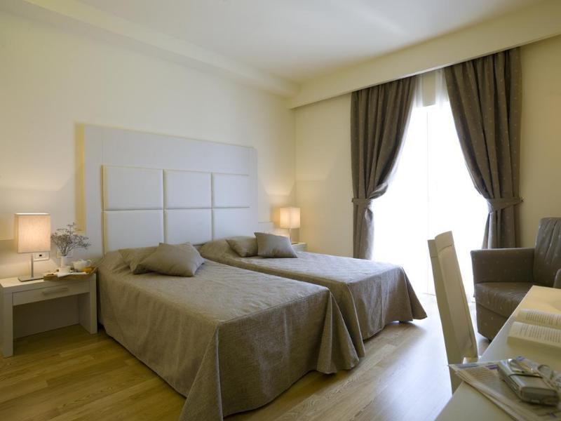 Leonardo Hotel Lago Di Garda - Wellness And Spa Lazise Bagian luar foto